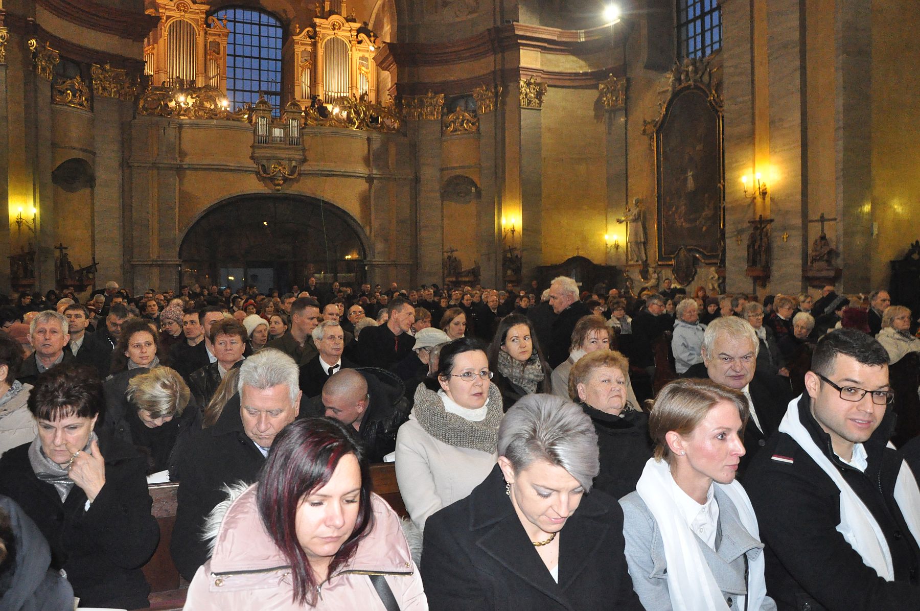 Nagyszombat - húsvét vigíliája a Bazilikában